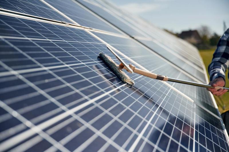Un nettoyage r&eacute;gulier des panneaux solaires prolonge leur rendement &agrave; Saint-Di&eacute;-des-Vosges
